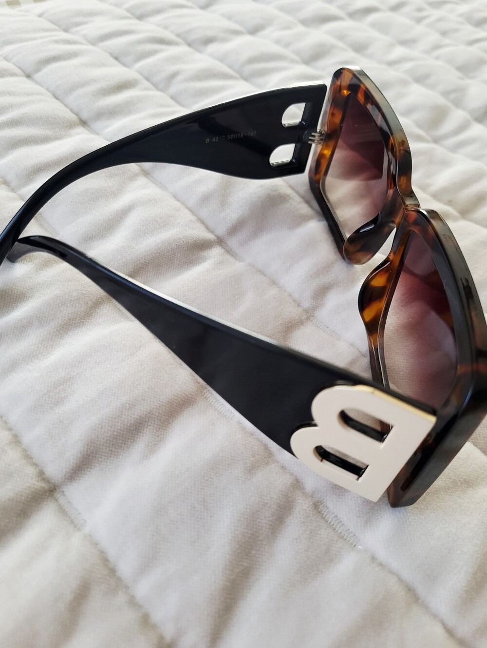 Burberry Frith Oversized Tortoiseshell & Black Square Sunglasses With B Accent - Picture 4 of 15
